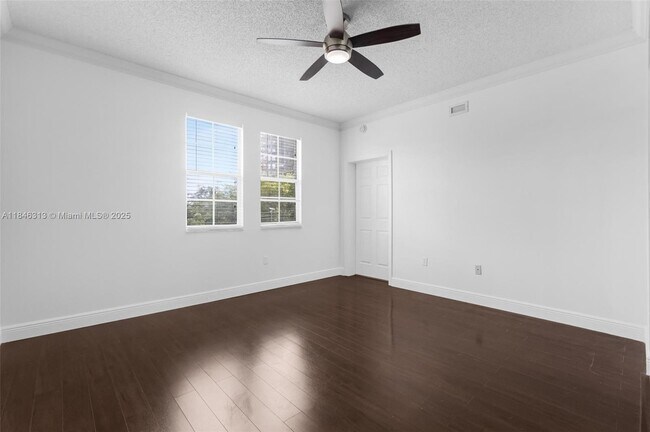 Building Photo - 533 NE 3rd Ave