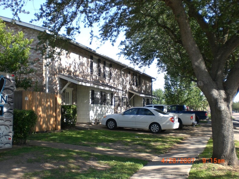 Building Photo - 209 Pine St