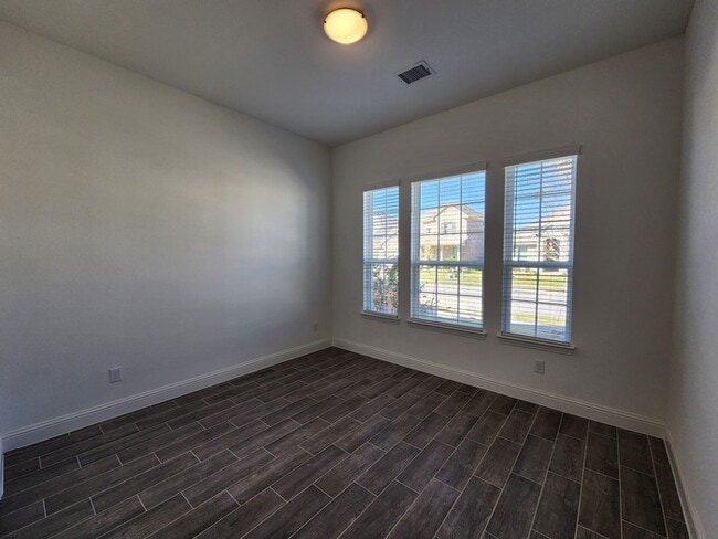 Building Photo - Move-in Special: 50% off second full month...