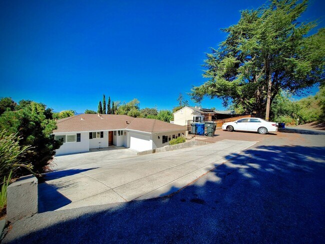 Building Photo - 10501 Observatory Dr