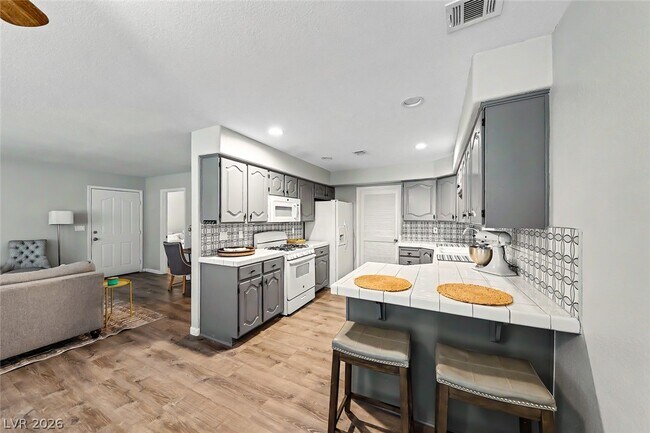 Building Photo - 700 Capri Dr