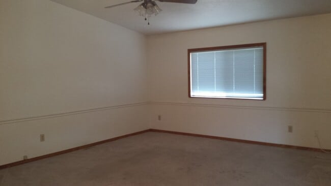 Building Photo - 261 Crest Dr
