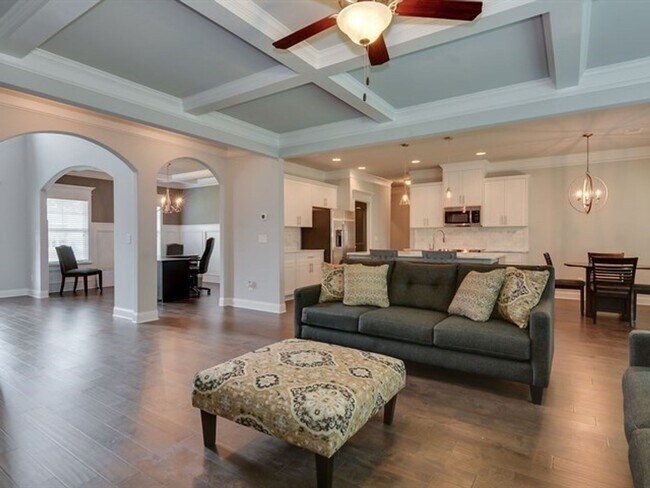 Building Photo - Centrally Located Home Sweet Home