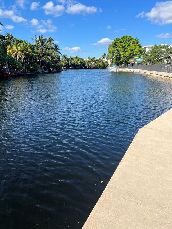 Building Photo - 1814 E Oakland Park Blvd