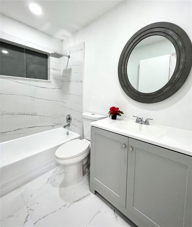 Building Photo - 931 NW 35th Ave