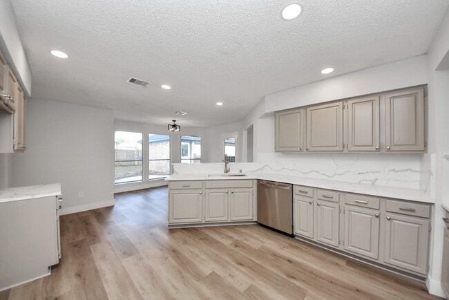 Building Photo - 1114 N Nottingham