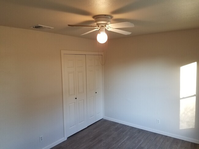 Building Photo - 5227 Vlg Gln Dr