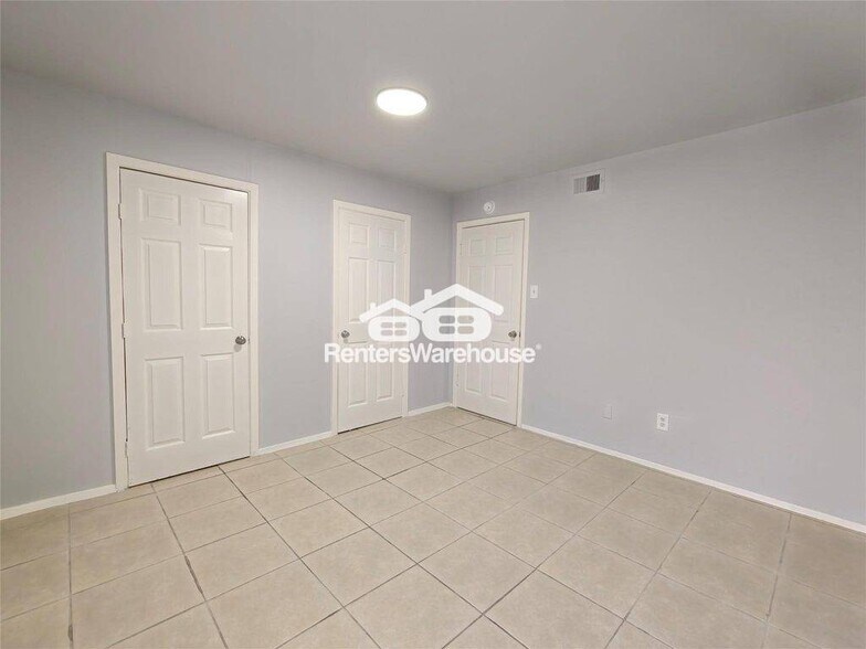 Building Photo - 8034 Antoine Dr