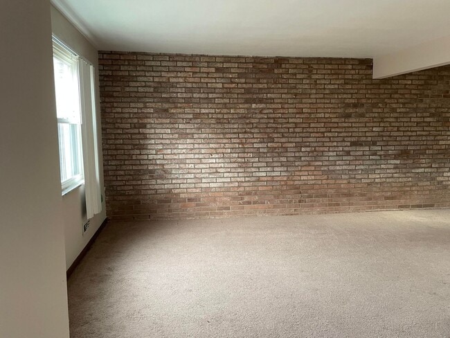 Building Photo - 2 Bedroom Townhome in Moon