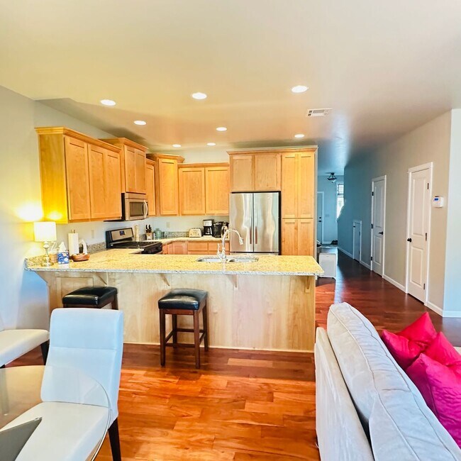 Building Photo - Unfurnished Elegant Townhome – Dual Primar...
