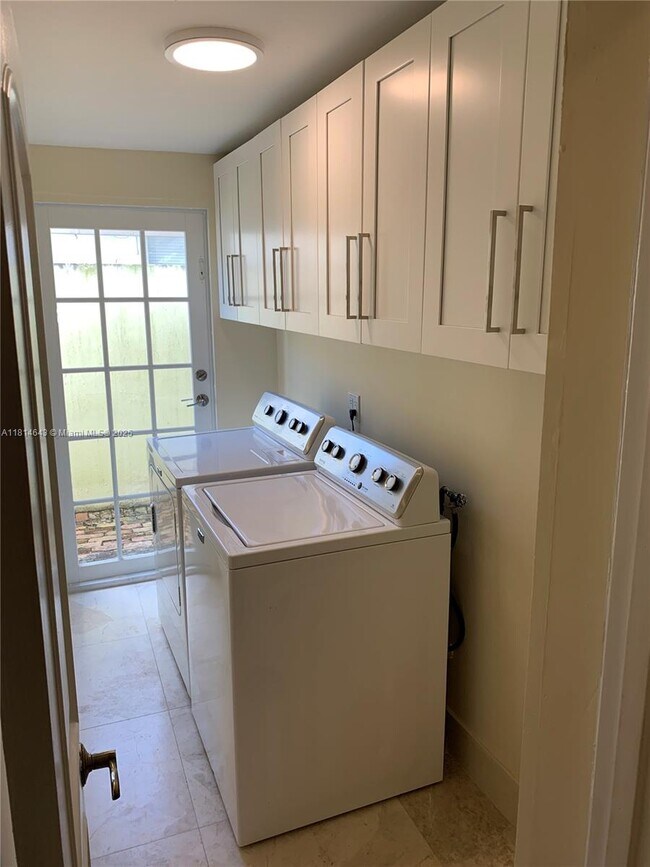 Building Photo - 3235 SW 58th Ct