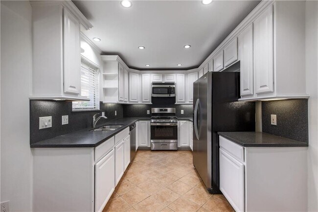 Building Photo - 8706 Primrose Ln