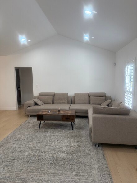 Building Photo - 2054 Fremont Ave