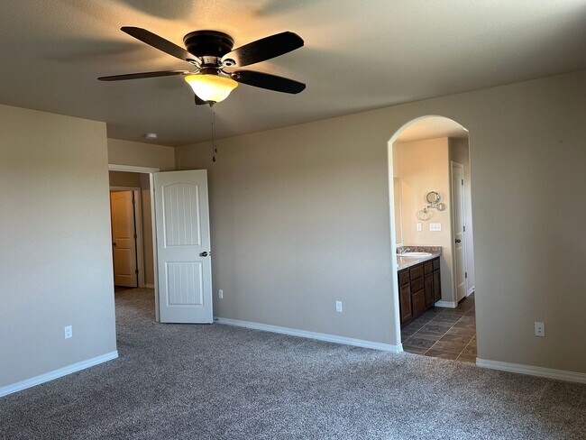 Building Photo - Stunning 4 Bed Home with Hot Tub in Founta...