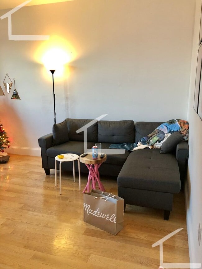 Building Photo - No Brokers Fee, Large 3 Bedroom in South End, Eat-in Kitchen, Dishwasher, Laundry on a Site