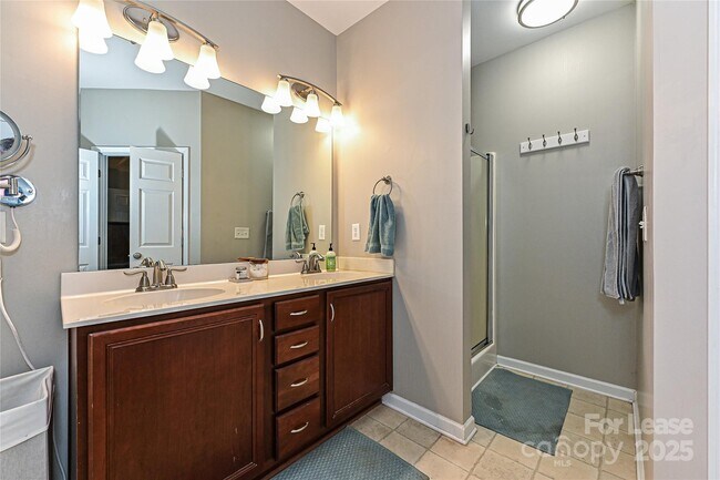 Building Photo - 709 Yvonne Dr SW