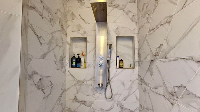 Building Photo - Move in Special Luxury 4 bedroom 4.5 bathr...