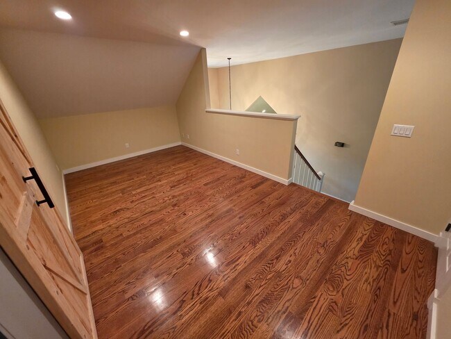 Building Photo - Luxurious 3-Bedroom Home in Poughquag, NY
