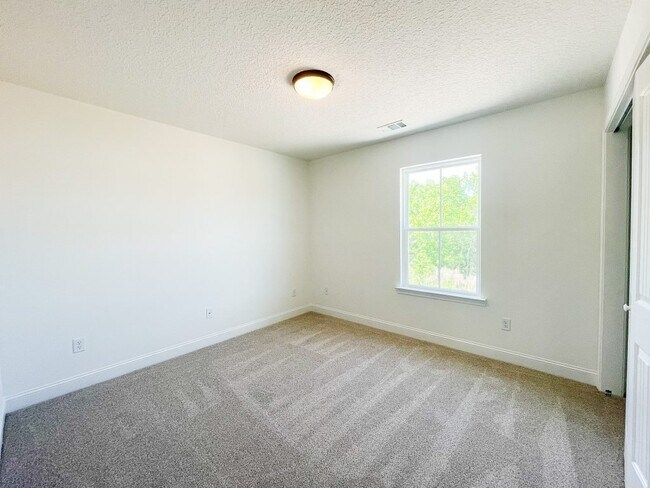 Building Photo - 549 Meloney Dr