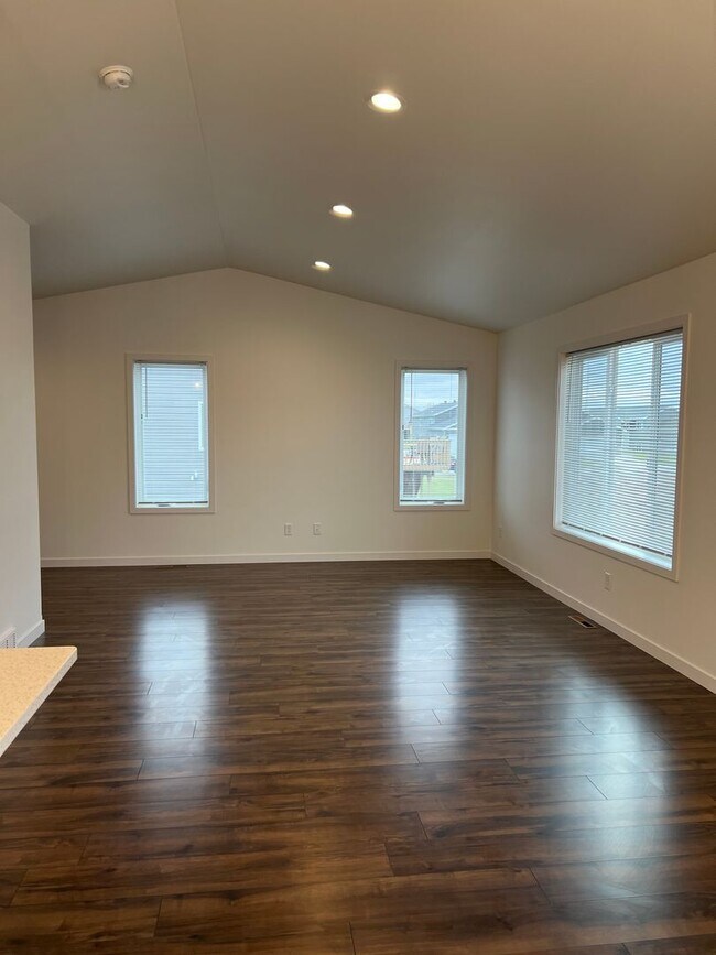 Building Photo - 3 Bed 2.5 Bath Single Family Home