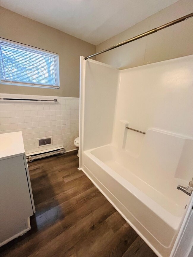 Building Photo - three bedroom duplex with ALL utilities included