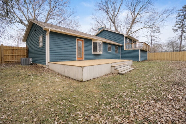 Building Photo - 1414 W Northeast Shore Dr