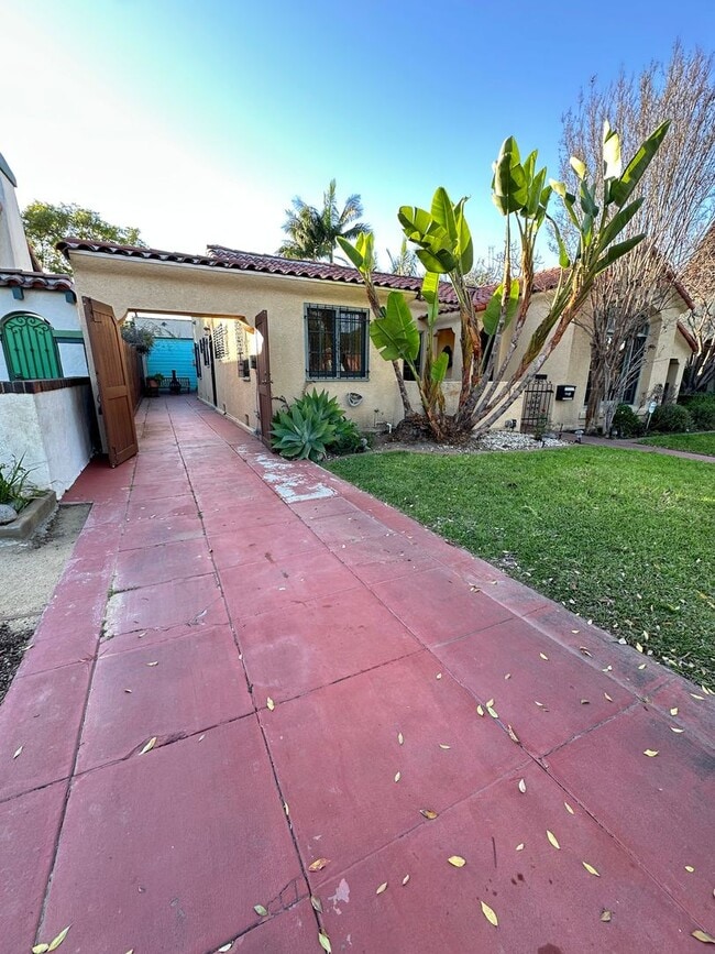 Building Photo - Beautiful Vintage Home with RV Sized Garage and Large Backyard