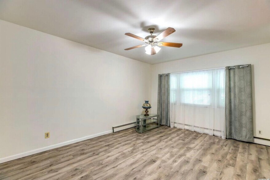 Building Photo - 370 Blue Point Rd