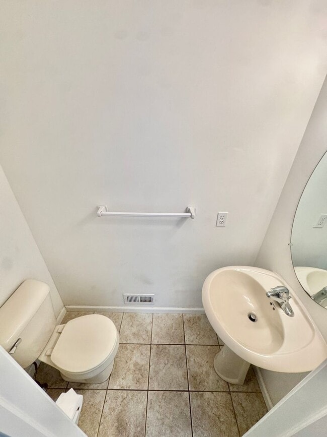 Building Photo - THREE BEDROOM TOWNHOME- PARKLAND SCHOOLS