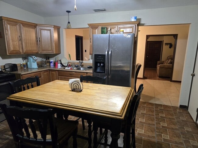 Building Photo - 713 Lariat Loop