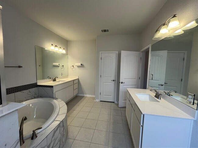 Building Photo - 121 Red Granite Rd