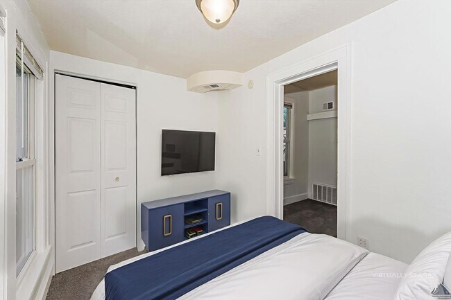 Building Photo - 1115 1/2 4th Street NE