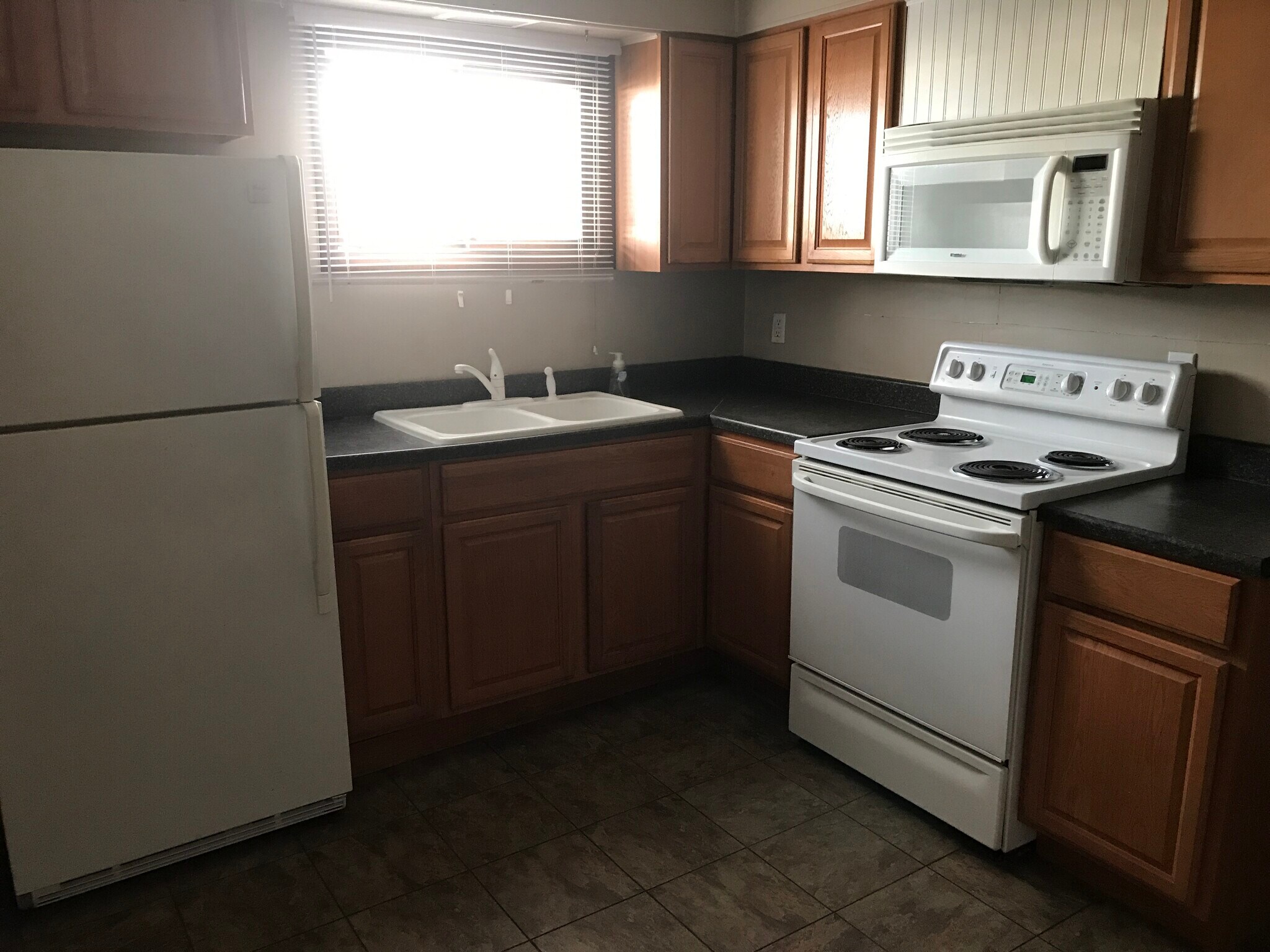 W/kitchen appliances - 1406 3rd Ave