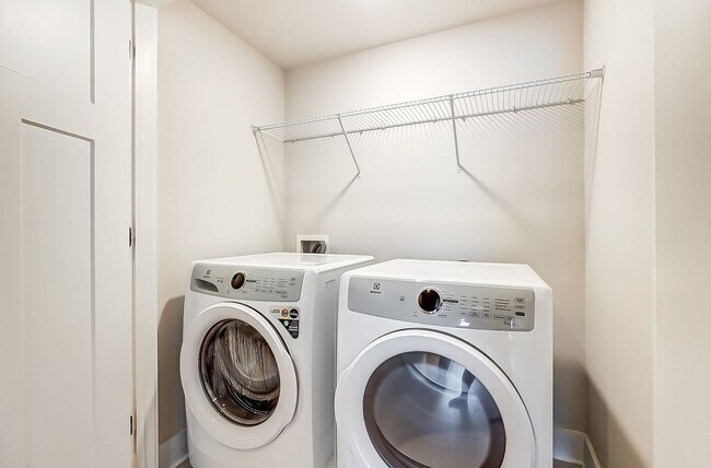 Building Photo - TOWNHOME W/ ROOFTOP TERRACE @ 5West Terraces!