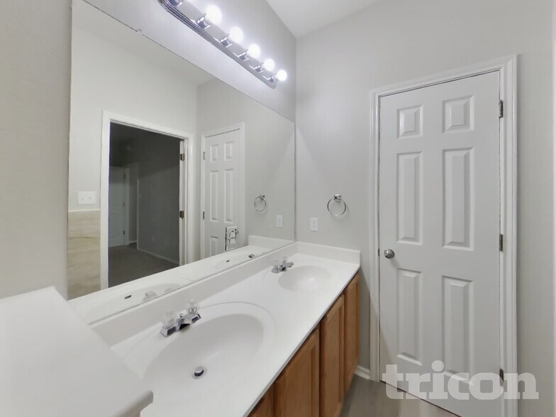 Building Photo - 705 Pampas Ricas Dr