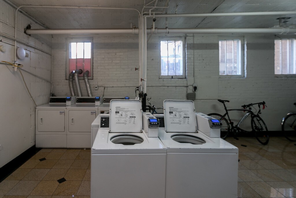 Building Photo - 821 W Waveland Ave