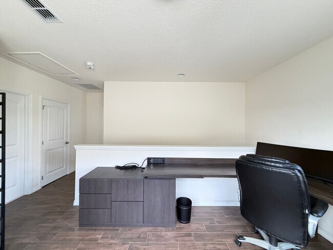 Building Photo - Perfect Home waiting for you! FULLY FURNISHED!