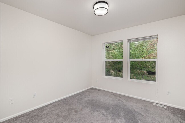 Building Photo - Townhouse available in lynnwood