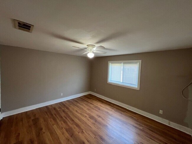 Building Photo - 3B/1.5B Home Available in Lake Charles