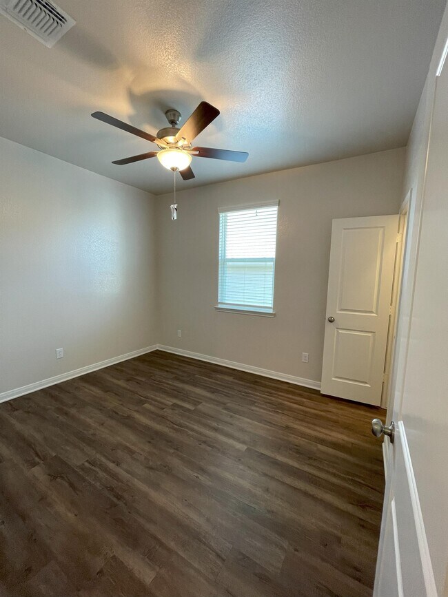 Building Photo - 1402 W Avenue H