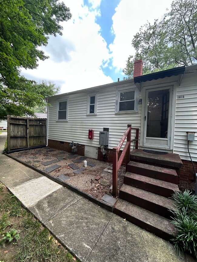 Building Photo - Cozy 2 bedroom/1 bath condo in the heart o...
