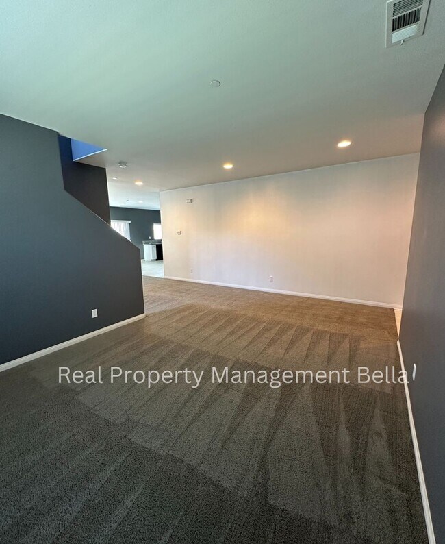 Building Photo - Cul-de-Sac Comfort + Space for Everyone