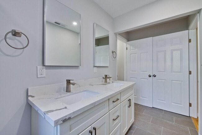 Building Photo - Beautiful 4 bedroom, 3 bath in desirable C...