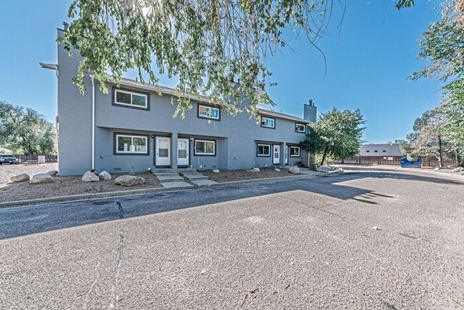 Building Photo - 3 Bed 2 Bath Townhouse, newly renovated! -...