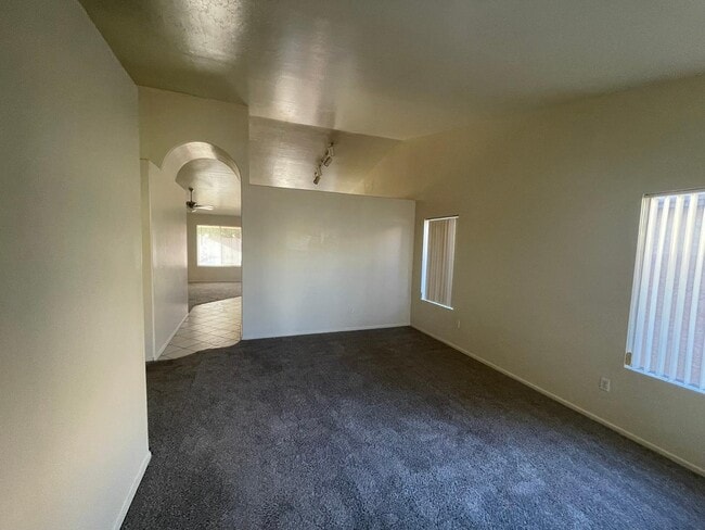 Building Photo - 837 E Glenmere Dr