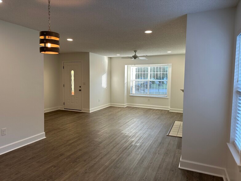 Building Photo - 8 Saint Ives Dr