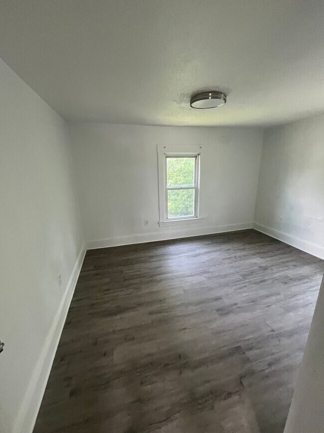 Building Photo - Charming 3-bedroom home, Section 8 Accepted