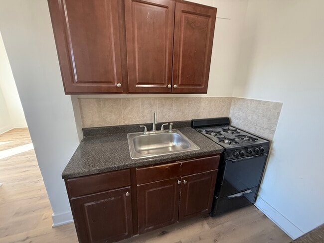 Building Photo - 6930 N Greenview Ave