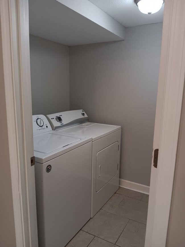 Building Photo - 3 Bedroom/2.5 Bath in Countryview Village