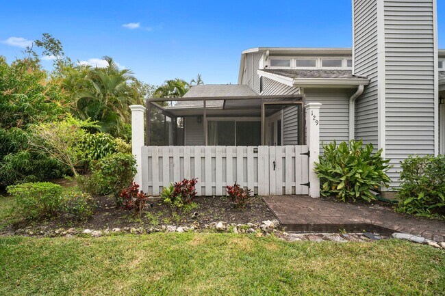 Building Photo - Well-maintained,2 bed 2 bath two-story condo located in Fort Myers